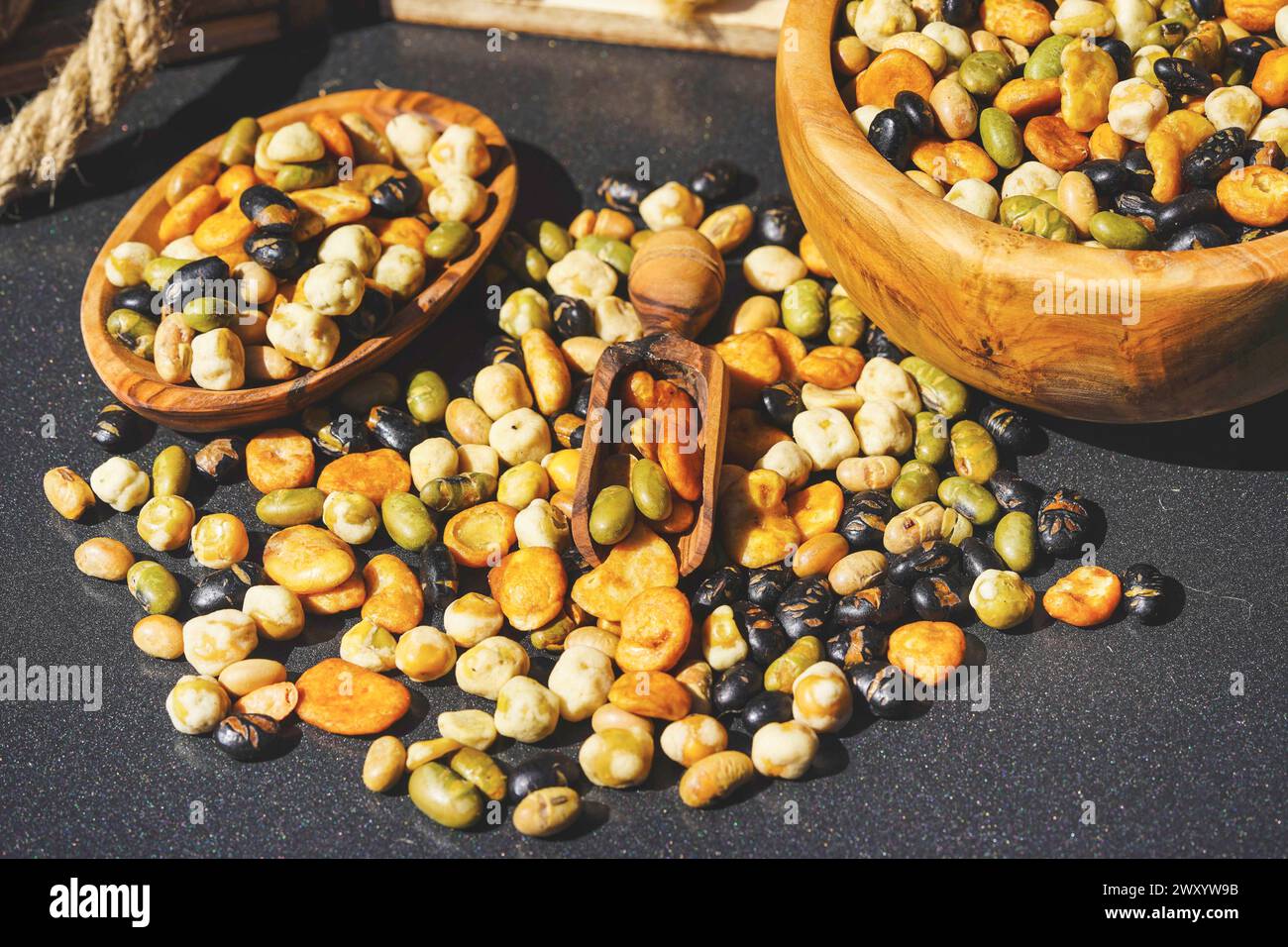 Vari fagioli e piselli arrostiti come spuntino in una ciotola Foto Stock