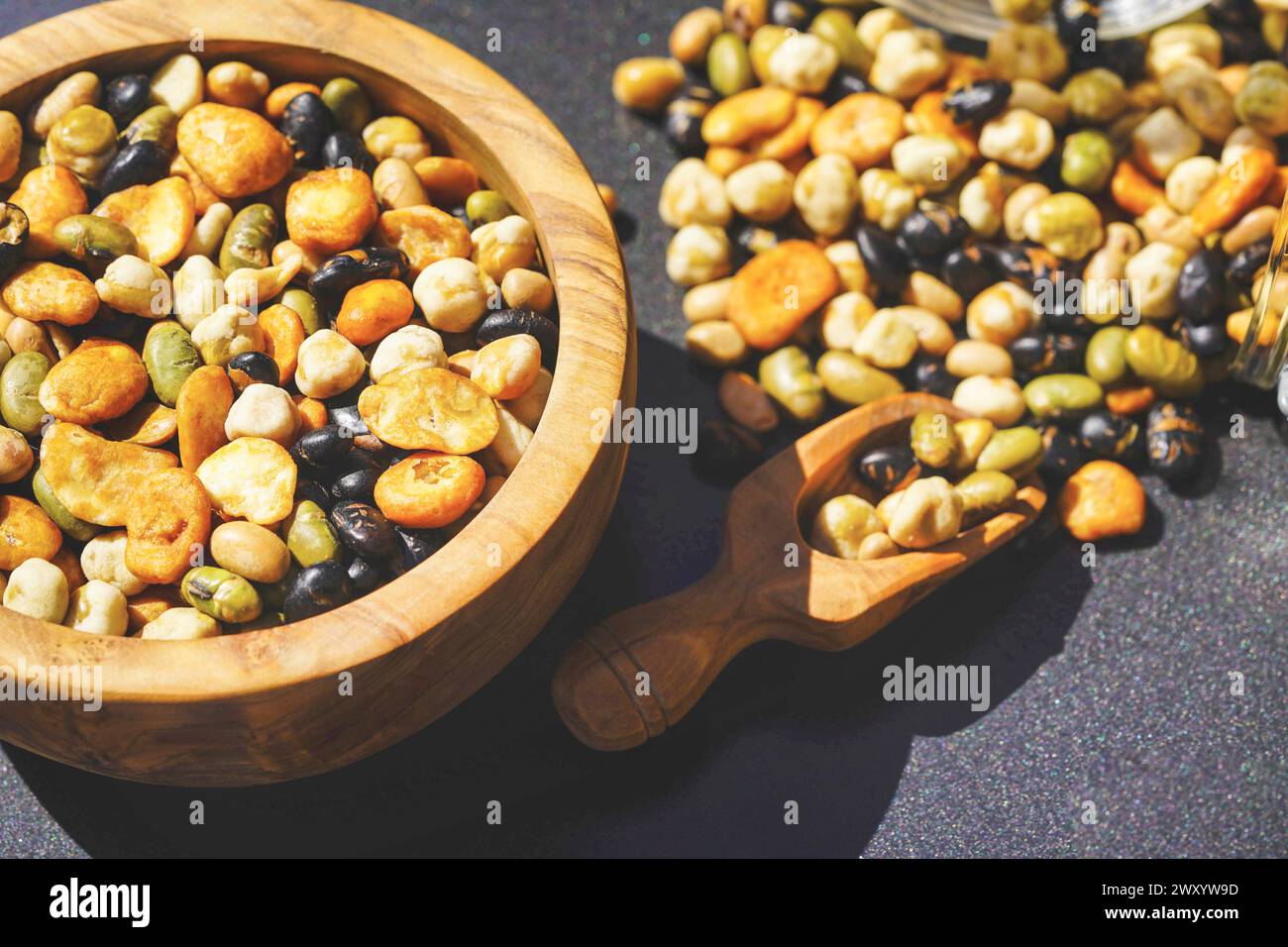 Vari fagioli e piselli arrostiti come spuntino in una ciotola Foto Stock