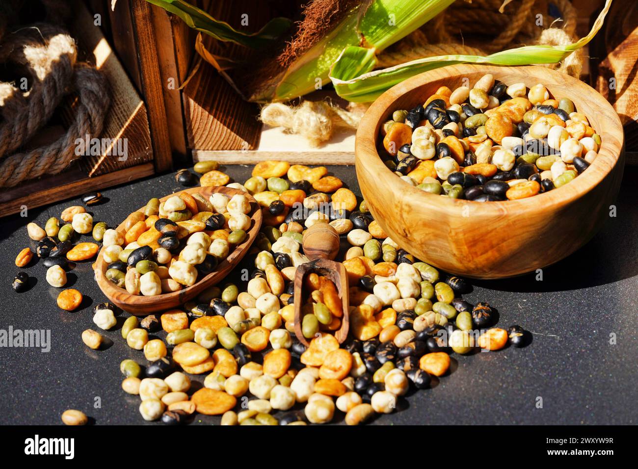 Vari fagioli e piselli arrostiti come spuntino in una ciotola Foto Stock