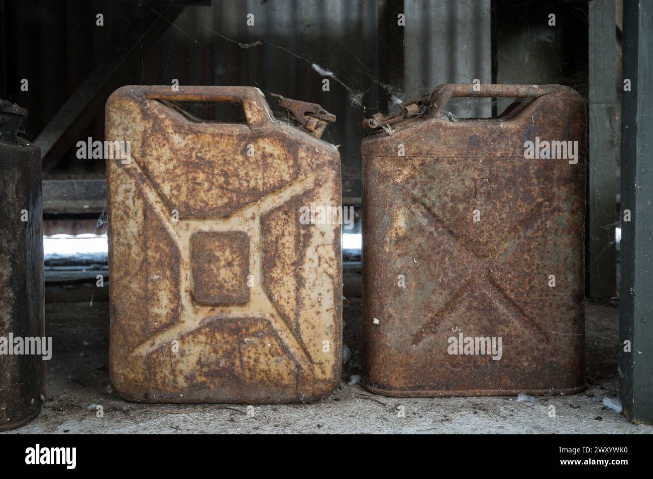 Dettaglio di un paio di bombolette di jerrycan arrugginite della seconda guerra mondiale Foto Stock
