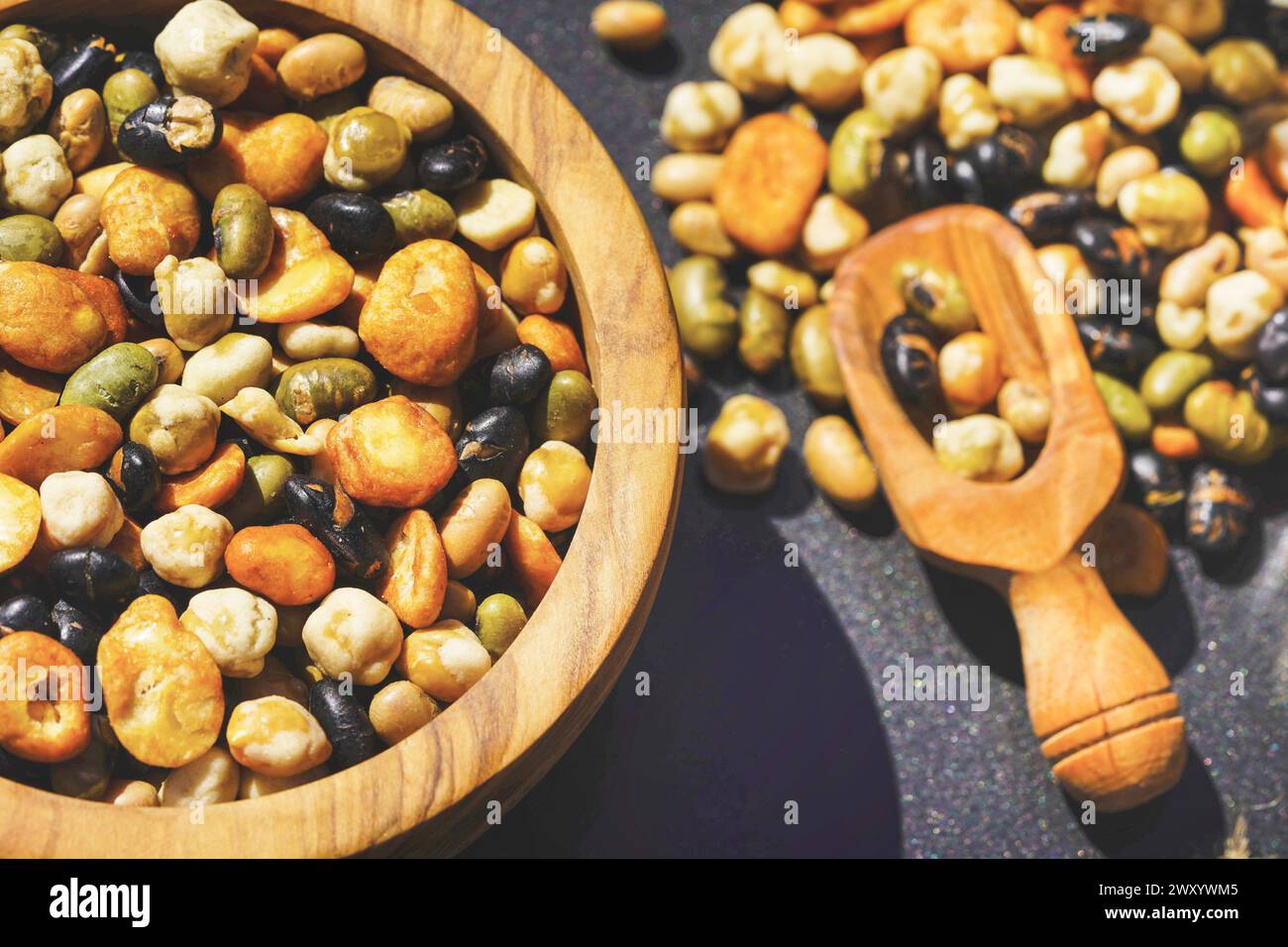 Vari fagioli e piselli arrostiti come spuntino in una ciotola Foto Stock