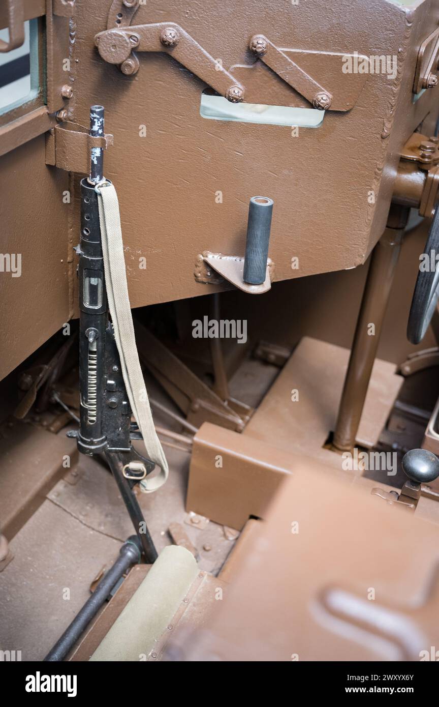Interno del supporto universale o del supporto Bren. Portapersonale corazzato, durante la seconda guerra mondiale C'è una pistola mitragliatrice Sten Foto Stock