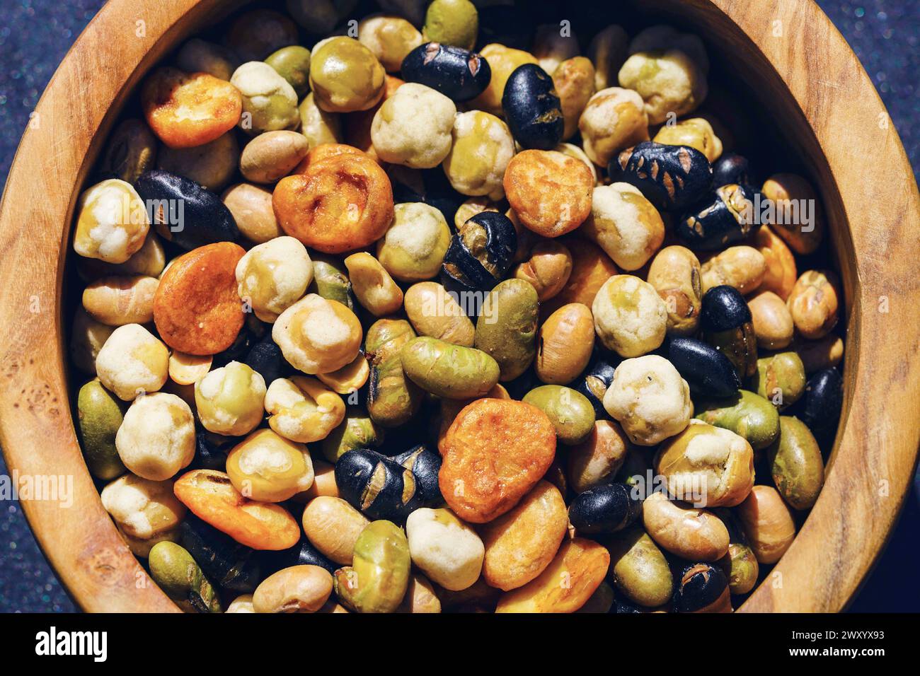 Vari fagioli e piselli arrostiti come spuntino in una ciotola Foto Stock