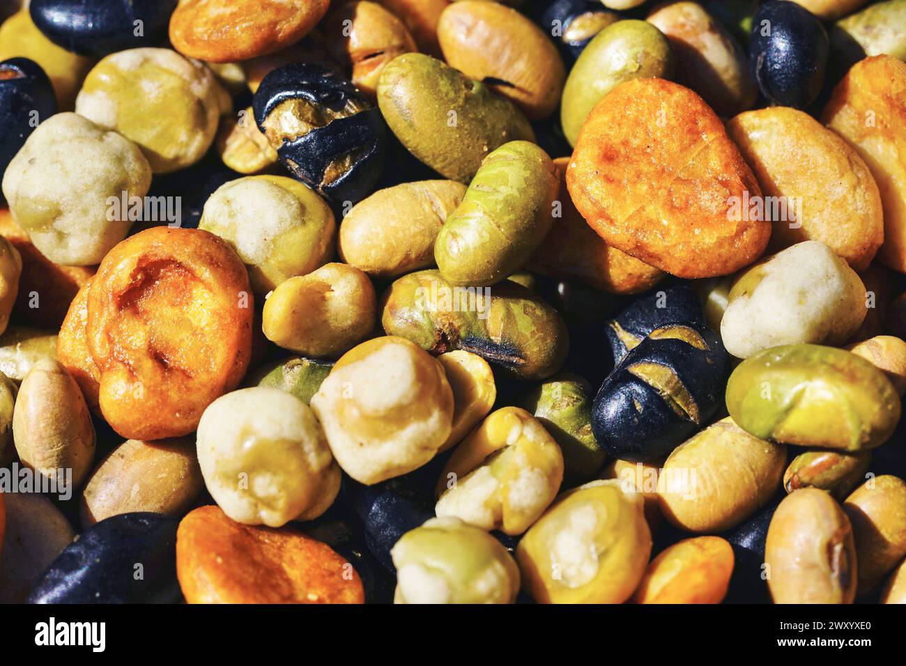 Vari fagioli e piselli arrostiti come spuntino Foto Stock