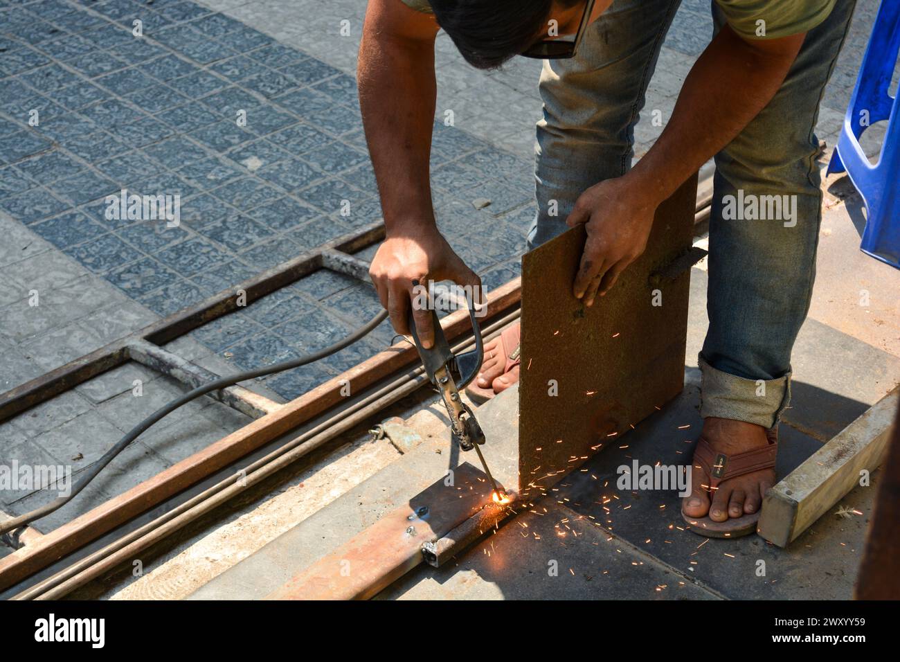 Il lavoro di saldatura funziona nella fabbrica della serranda Foto Stock