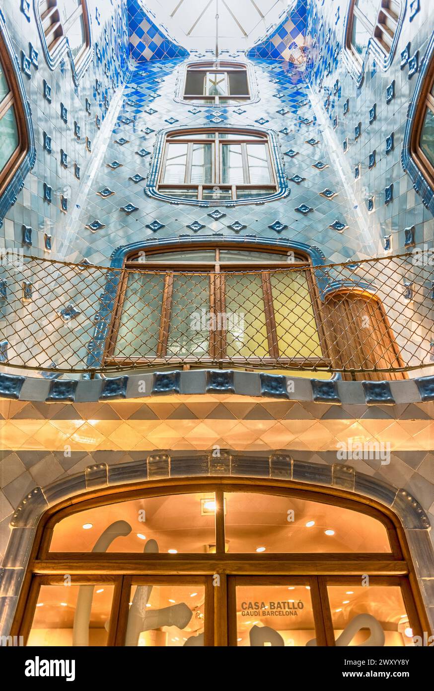BARCELLONA - 9 AGOSTO: Iconica luce blu all'interno di Casa Batllo, rinomato edificio progettato da Antoni Gaudi e simbolo di Barcellona, Catalogna Foto Stock