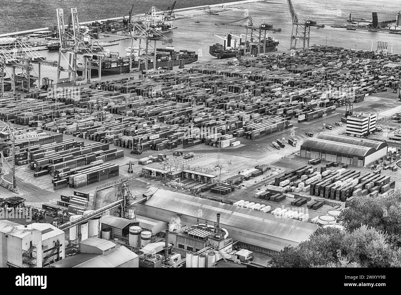 BARCELLONA - 11 AGOSTO: Vista aerea del porto commerciale e industriale di Barcellona, vista dalla collina di Montjuic, Barcellona, Catalogna, Spagna, su Una Foto Stock