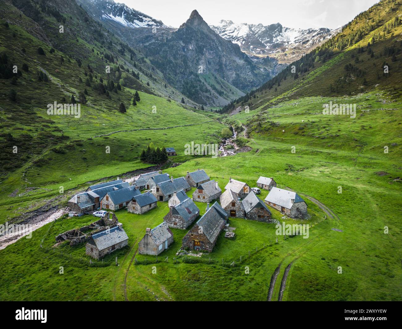 Vista aerea dei fienili di Moudang, tra Saint-Lary-Soulan e il confine spagnolo, nella valle di Moundang, alta Valle d'Aure. Situato ad un altipiano Foto Stock