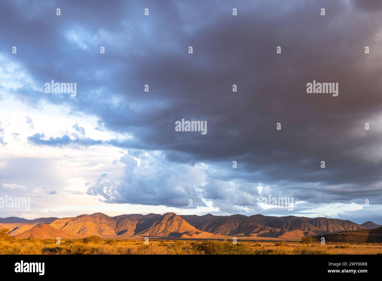 Nuvole scure si riuniscono sopra la montagna Namibia Foto Stock