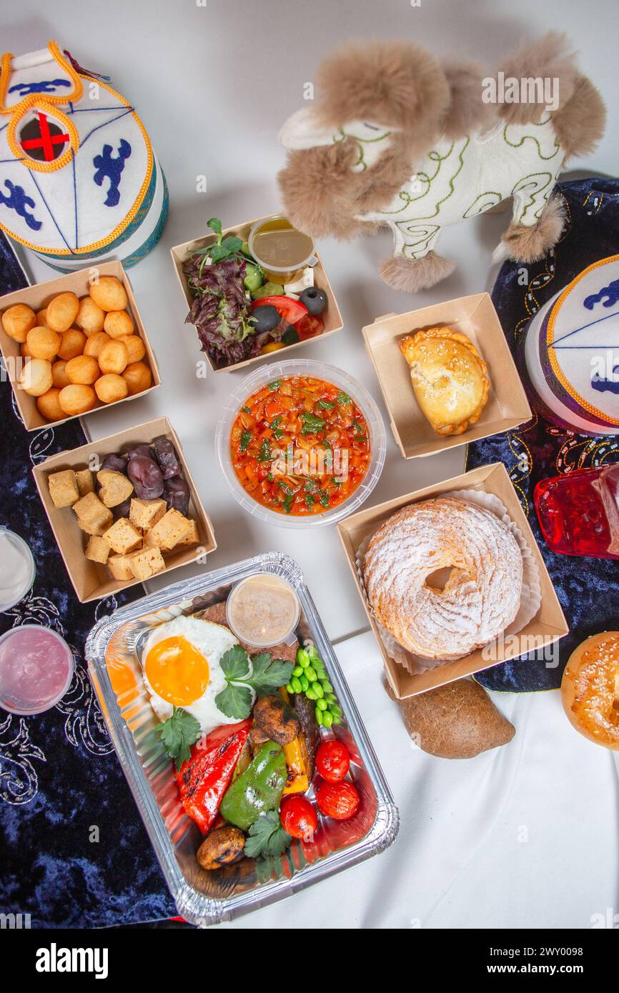 Viziatevi con i sapori ricchi e vibranti della cucina uzbeka. Questa presentazione dall'alto cattura l'essenza della cultura gastronomica dell'Asia centrale. Foto Stock