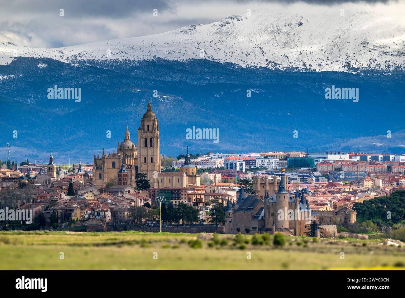 Skyline della città vecchia con il castello di Alcazar e la cattedrale, Segovia, Castiglia e Leon, Spagna Foto Stock