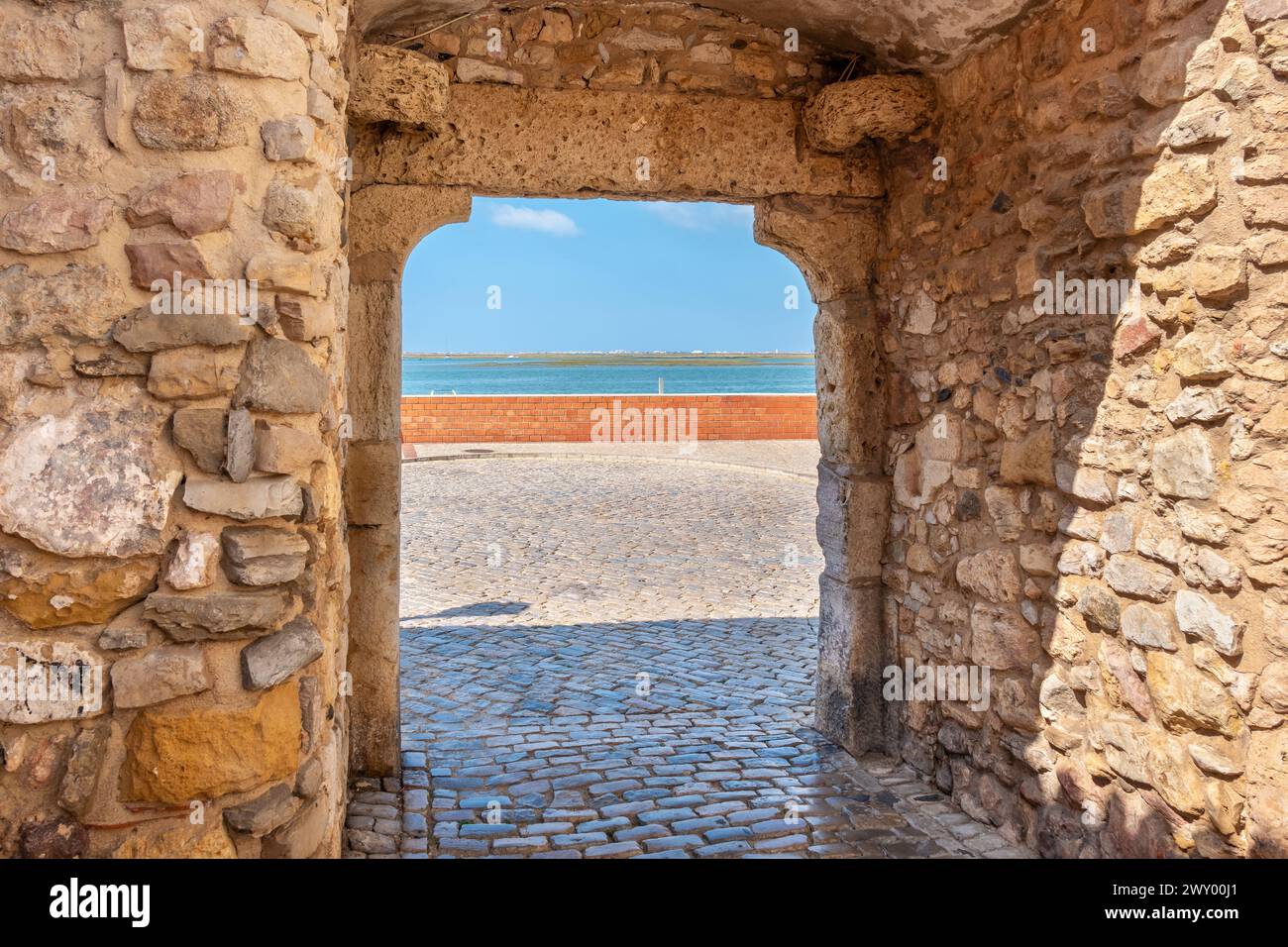 Arco di porta Nova, una delle porte storiche del centro storico di Faro. Algarve, Portogallo Foto Stock