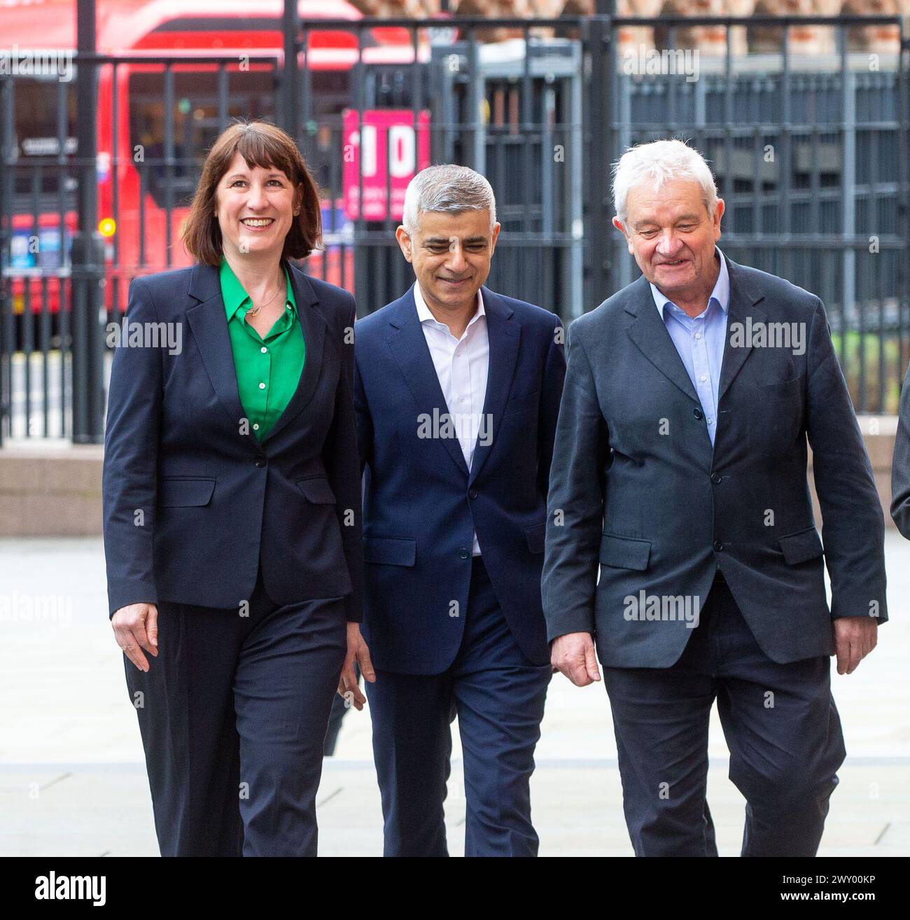 Londra, Inghilterra, Regno Unito. 3 aprile 2024. Il cancelliere ombra RACHEL REEVES, il sindaco di Londra SADIQ KHAN, amministratore delegato e direttore del Francis Crick Institute e L'INFERMIERA Sir PAUL (R) arrivano per una visita al Francis Crick Institute di Londra per annunciare un nuovo piano di crescita a Londra per stimolare la crescita economica. (Credit Image: © Tayfun Salci/ZUMA Press Wire) SOLO PER USO EDITORIALE! Non per USO commerciale! Foto Stock