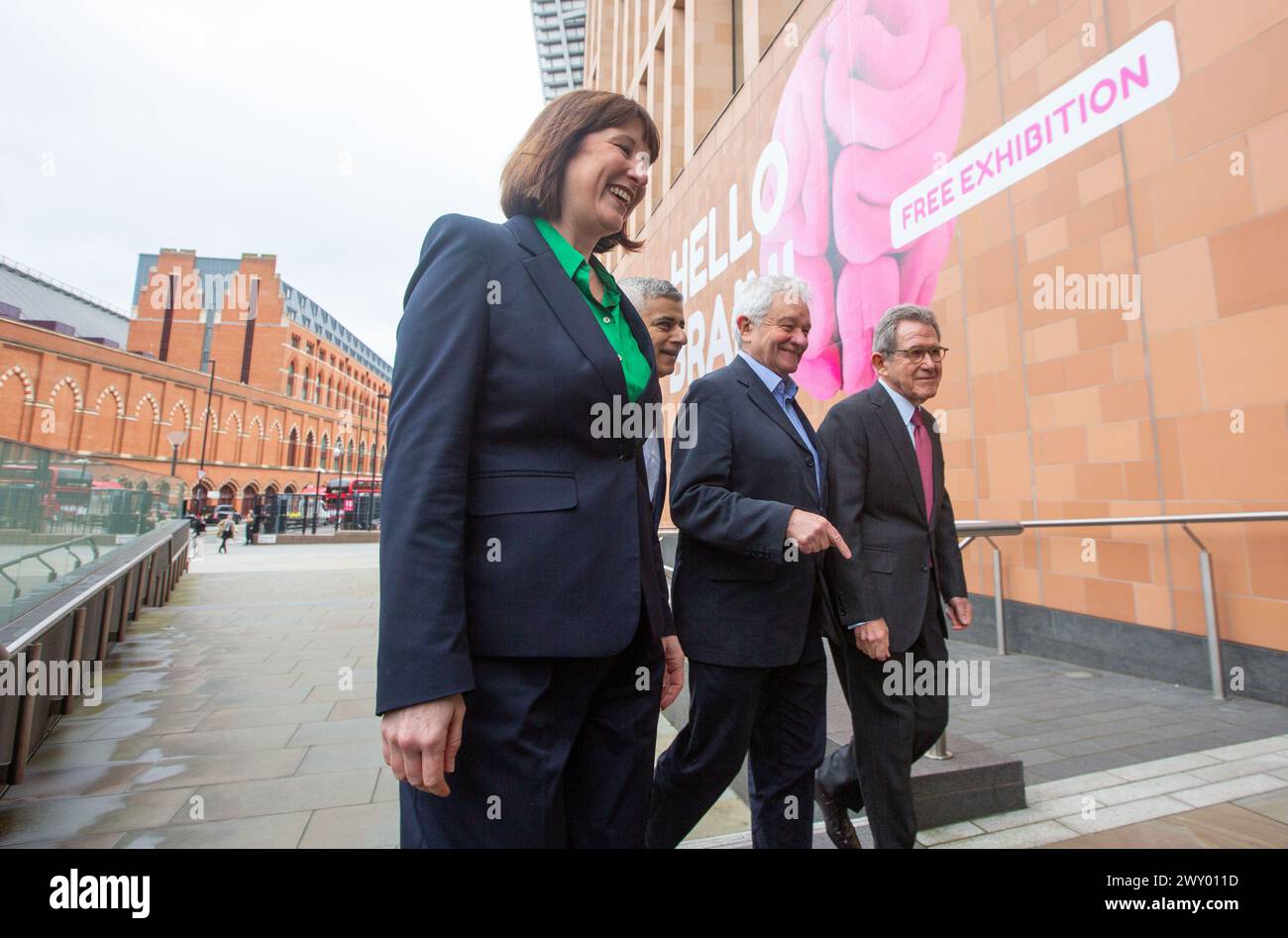 Londra, Inghilterra, Regno Unito. 3 aprile 2024. (Da sinistra a destra) il Cancelliere ombra RACHEL REEVES, il sindaco di Londra SADIQ KHAN, amministratore delegato e direttore del Francis Crick Institute, Sir PAUL NURSE e Lord JOHN BROWNE arrivano per una visita al Francis Crick Institute di Londra per annunciare un nuovo piano di crescita a Londra per stimolare la crescita economica. (Credit Image: © Tayfun Salci/ZUMA Press Wire) SOLO PER USO EDITORIALE! Non per USO commerciale! Foto Stock