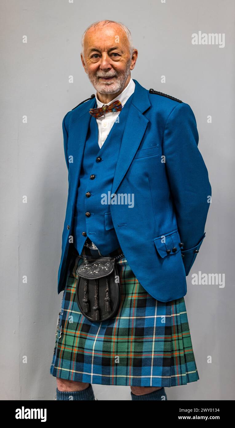 Central Library, Edimburgo, Scozia, Regno Unito, 03 aprile 2024, la mostra Dance Around the World del Traditional Dance Forum of Scotland e le biblioteche della città di Edimburgo per il Pomegranates Festival si apre oggi, con articoli provenienti da oltre 20 paesi. Nella foto: Colin MacLennan, 78 anni, un concorrente internazionale di danza delle Highland. Crediti: Sally Anderson/Alamy Live News Foto Stock