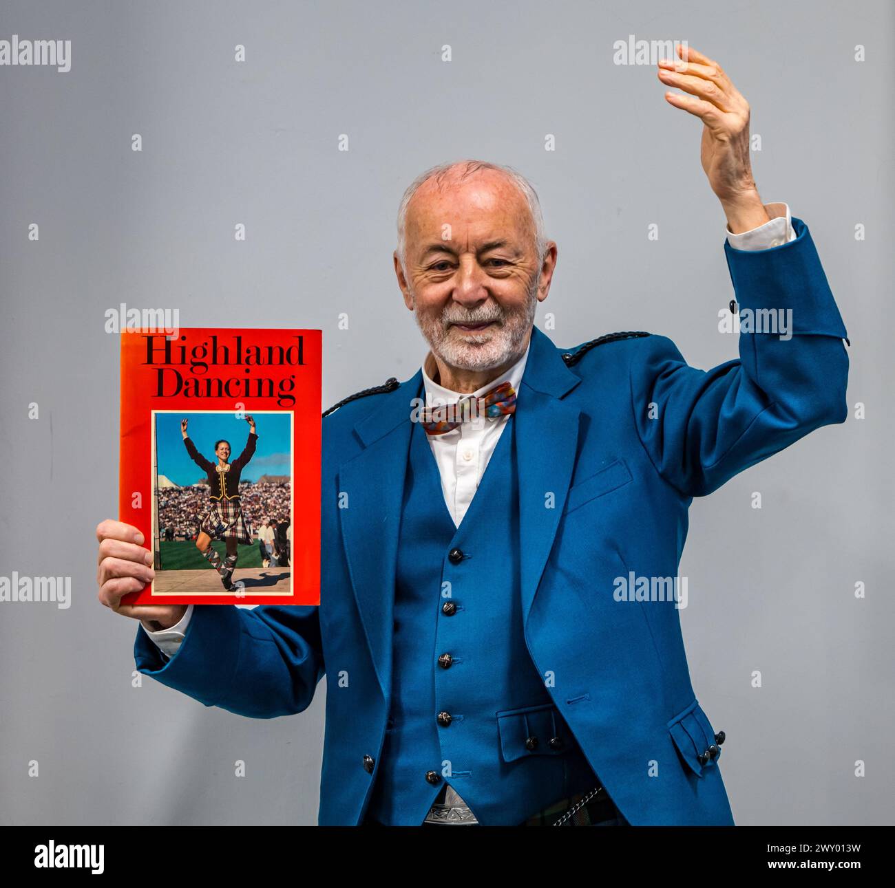 Central Library, Edimburgo, Scozia, Regno Unito, 03 aprile 2024, la mostra Dance Around the World del Traditional Dance Forum of Scotland e le biblioteche della città di Edimburgo per il Pomegranates Festival si apre oggi, con articoli provenienti da oltre 20 paesi. Nella foto: Colin MacLennan, 78 anni, un concorrente internazionale di danza delle Highland. Crediti: Sally Anderson/Alamy Live News Foto Stock