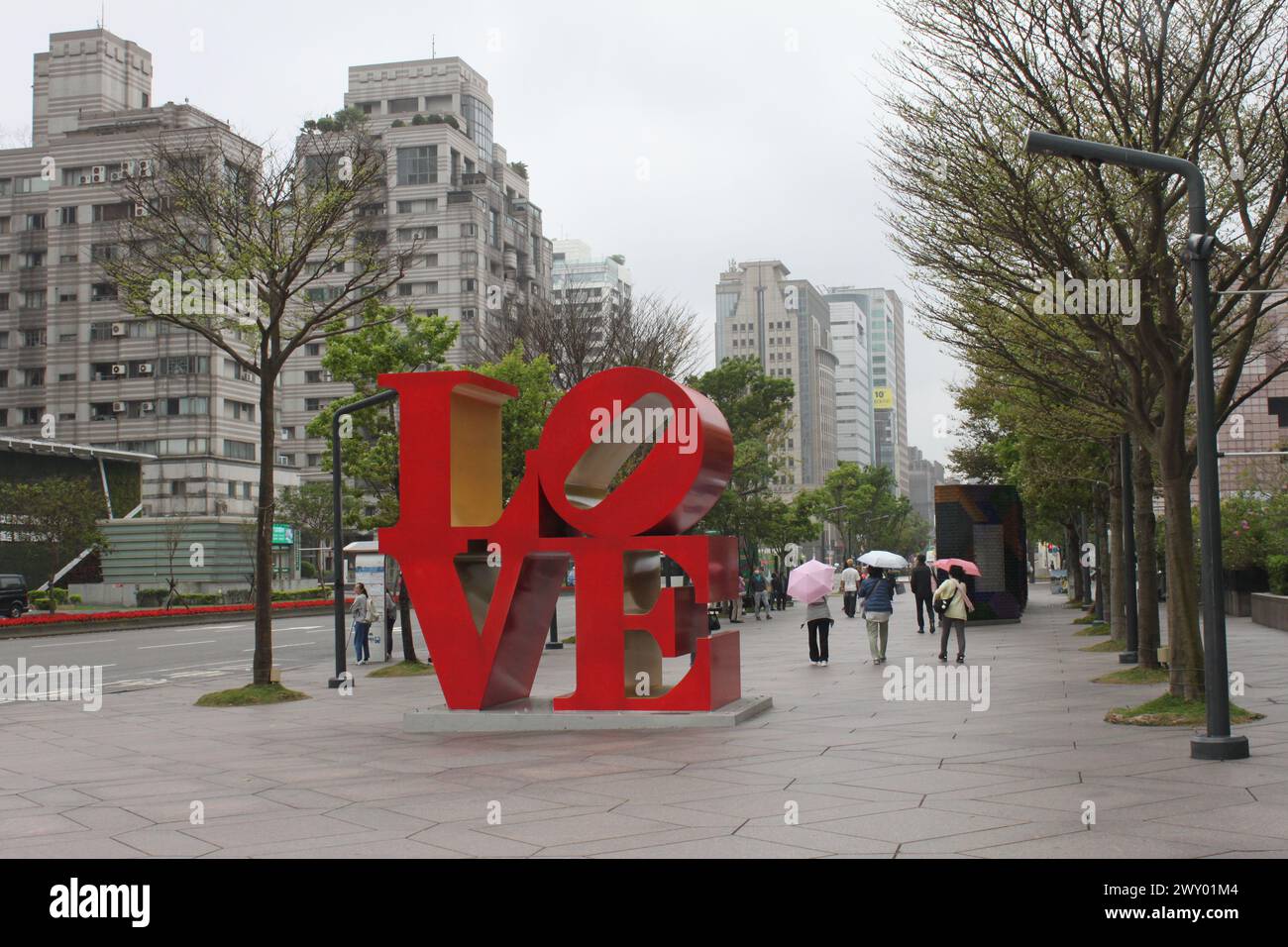 Taipei, Taiwan, 26 marzo 2024: Iconico cartello d'amore di fronte all'ingresso dell'edificio Taipei 101 nel centro città di Taipei. Giorno di pioggia, primavera Foto Stock