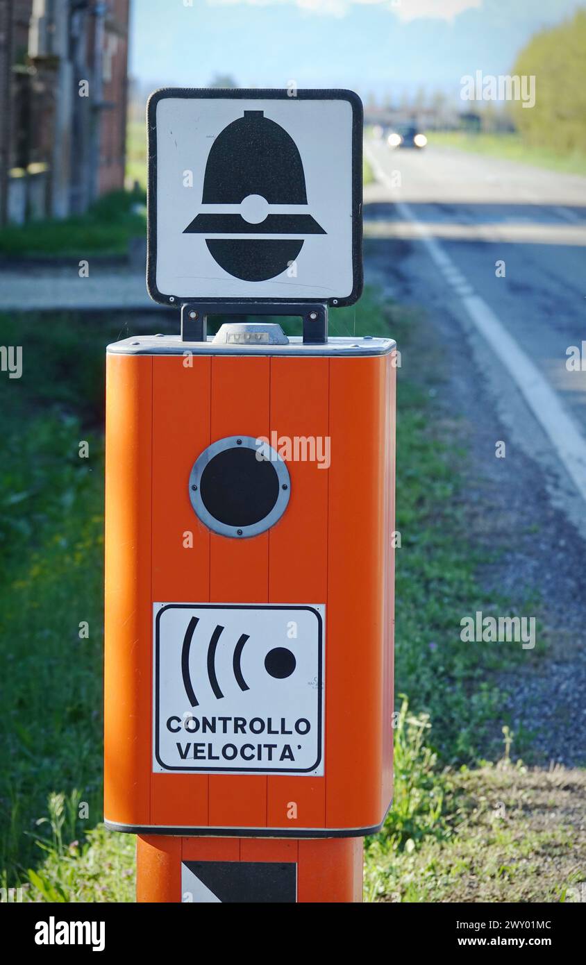 Telecamera per l'applicazione del traffico con TESTO che significa controllo elettronico della velocità in lingua italiana e simbolo della polizia Foto Stock