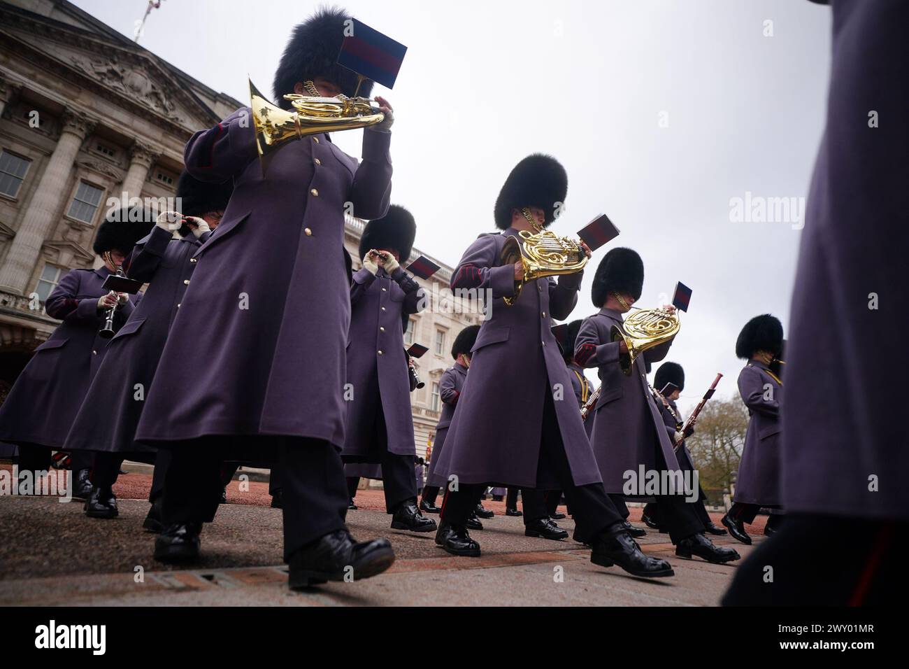 La Band of the Welsh Guards si esibisce durante la cerimonia del cambio della Guardia a Buckingham Palace, Londra, per celebrare il 75° anniversario della North Atlantic Treaty Organisation. Data foto: Mercoledì 3 aprile 2024. Foto Stock