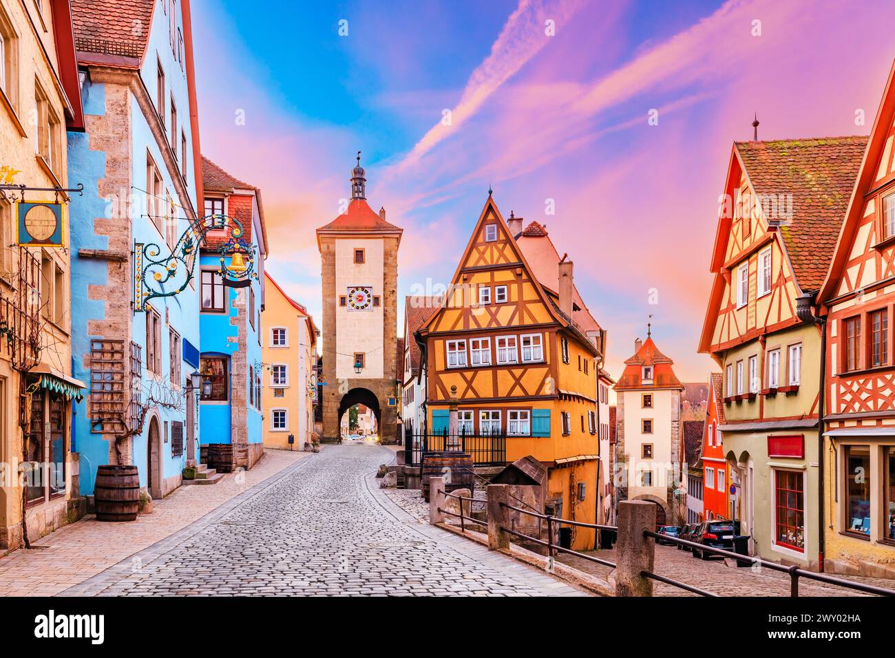 Rothenburg ob der Tauber, Baviera, Germania. Plonlein Street con le porte della città all'alba. Foto Stock