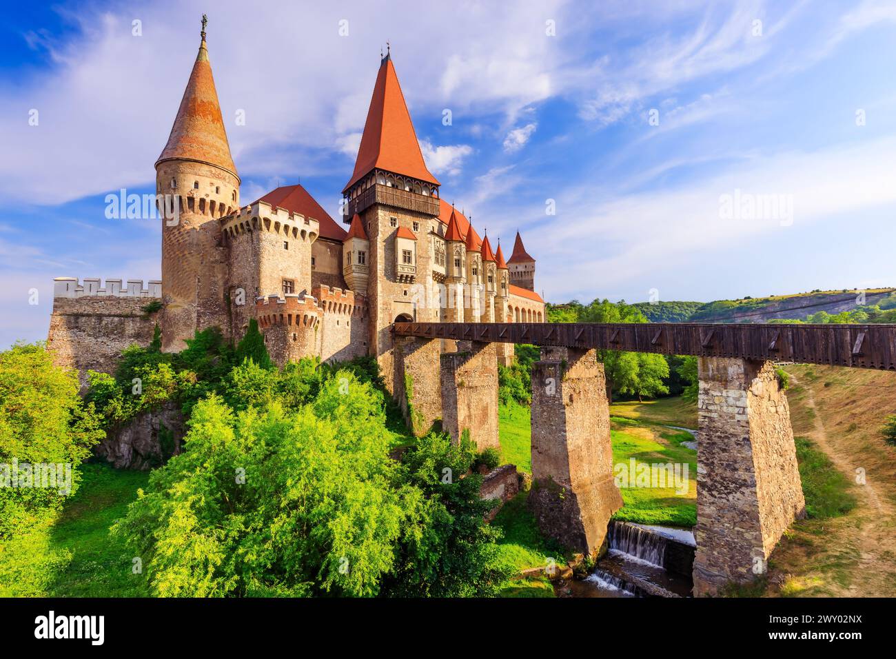 Castello di Hunyad. Castello di Corvin con ponte in legno, Hunedoara, Transilvania, Romania. Foto Stock