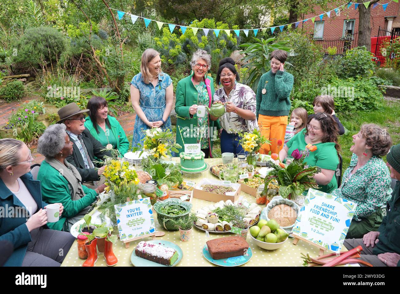 Prue Leith partecipa all'evento di lancio del The Big Lunch di quest'anno al Phoenix Garden, un giardino comunale di Londra. Il Big Lunch, il 1-2 giugno, incoraggia le riunioni della comunità che raccolgono fondi per buone cause e riuniscono le persone. 87 milioni di sterline sono stati raccolti per buone cause agli eventi Big Lunch dal 2015. Data foto: Mercoledì 3 aprile 2024. Foto Stock