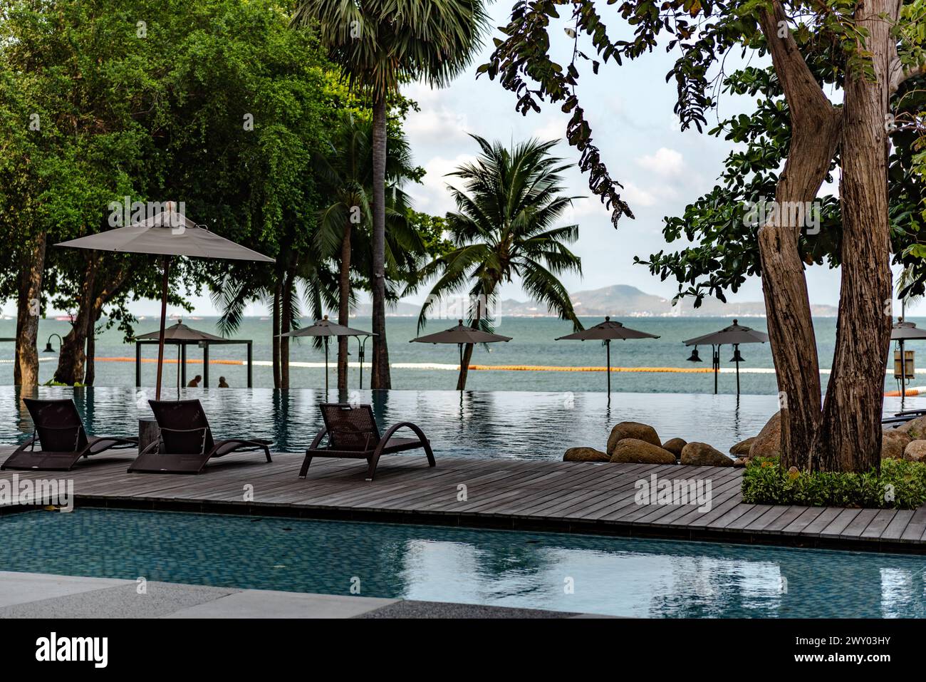 La piscina Infinity sulla spiaggia di Pattaya, Thailandia Foto Stock