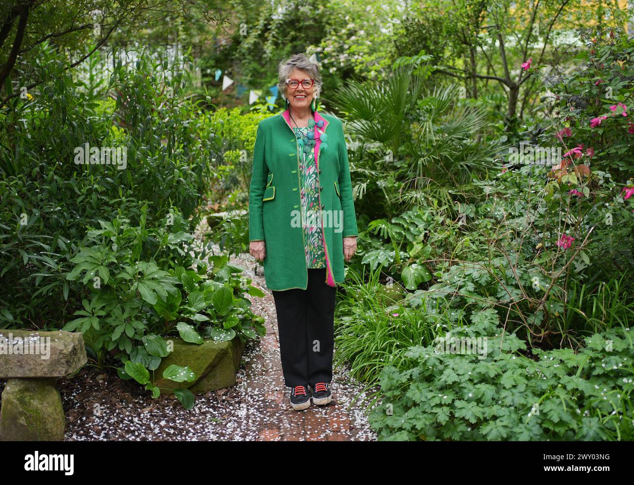 Prue Leith partecipa all'evento di lancio per il Big Lunch di quest'anno al Phoenix Garden, un giardino comunitario di Londra. Il Big Lunch, il 1-2 giugno, incoraggia le riunioni della comunità che raccolgono fondi per buone cause e riuniscono le persone. 87 milioni di sterline sono stati raccolti per buone cause agli eventi Big Lunch dal 2015. Data foto: Mercoledì 3 aprile 2024. Foto Stock