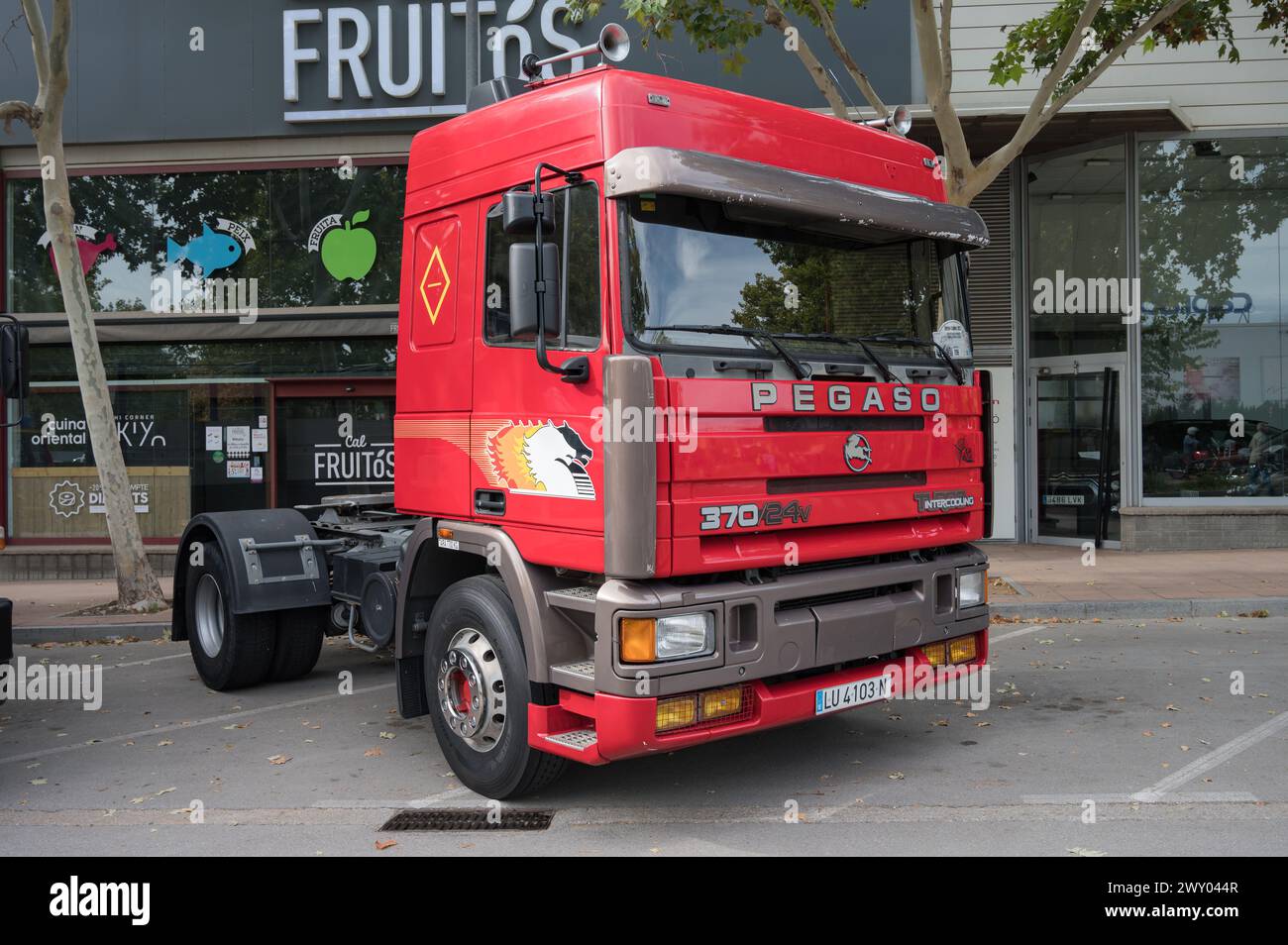 Vista frontale di un vecchio camion rosso, Pegaso Troner 370 24V 1237 40 TR Turbo intercooler parcheggiato sulla strada Foto Stock