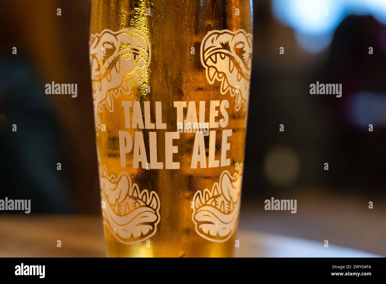 Una Tall Tales pale Ale in un bicchiere di pinta su un tavolo in un pub. Tall Tales è di proprietà della Butcombe Brewery, alla fine di proprietà del Liberation Group. Inghilterra Foto Stock