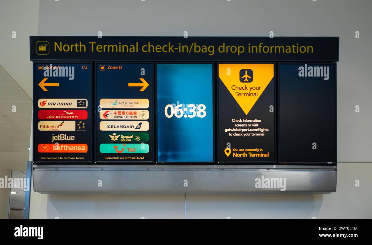 Cartello con le informazioni per il check-in alle partenze presso North Terminal, Aeroporto di Gatwick, Londra, Regno Unito. Foto Stock