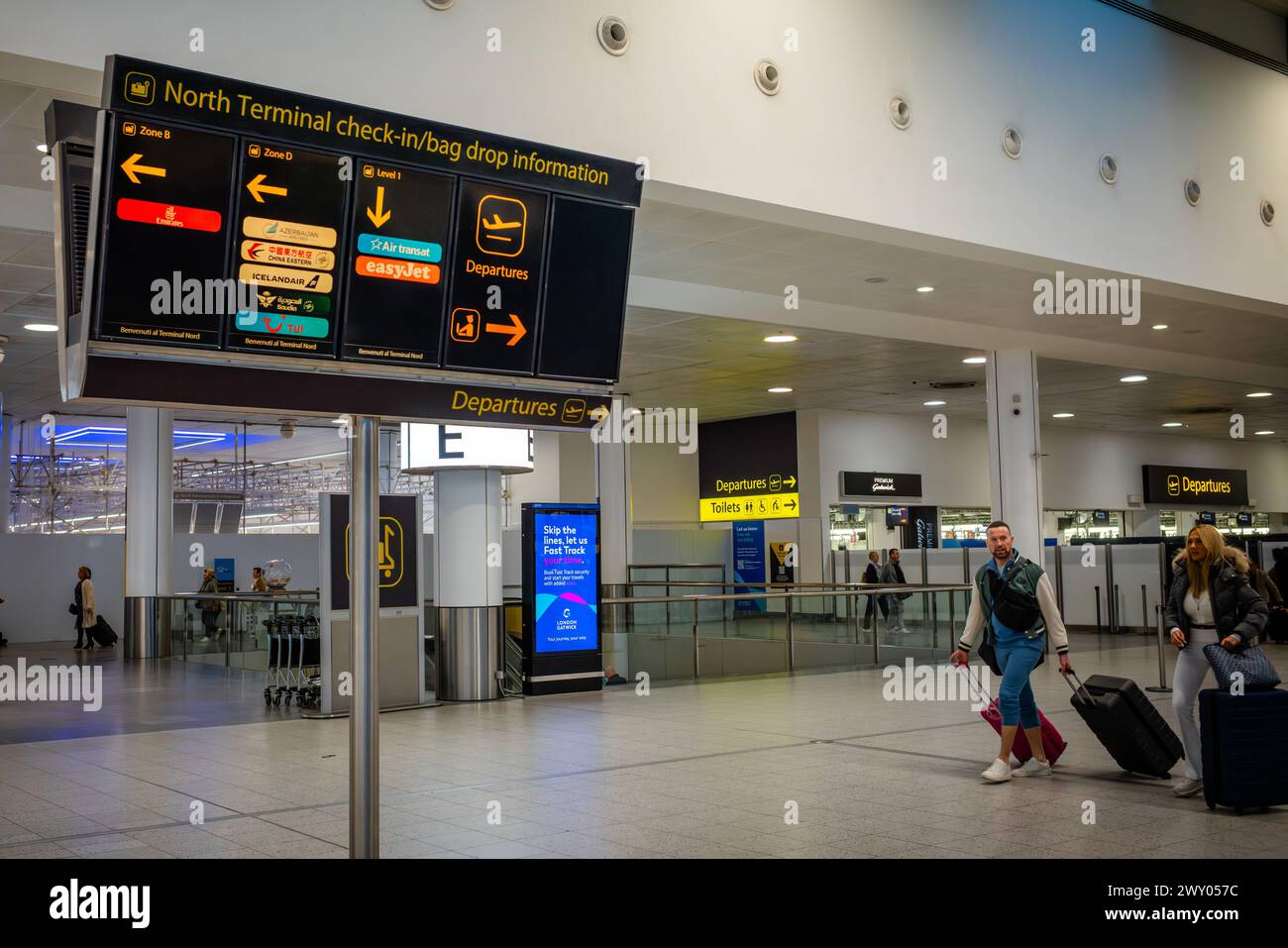 Cartello con le informazioni per il check-in alle partenze presso North Terminal, Aeroporto di Gatwick, Londra, Regno Unito. Foto Stock