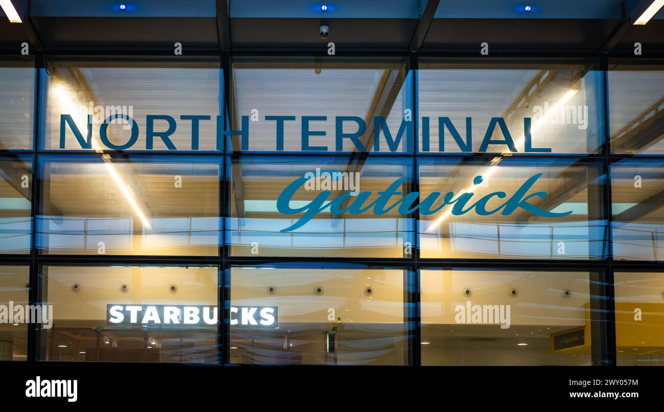 Segnaletica sopra l'ingresso principale per le partenze al Terminal Nord, Aeroporto di Gatwick, Londra, Regno Unito. Foto Stock