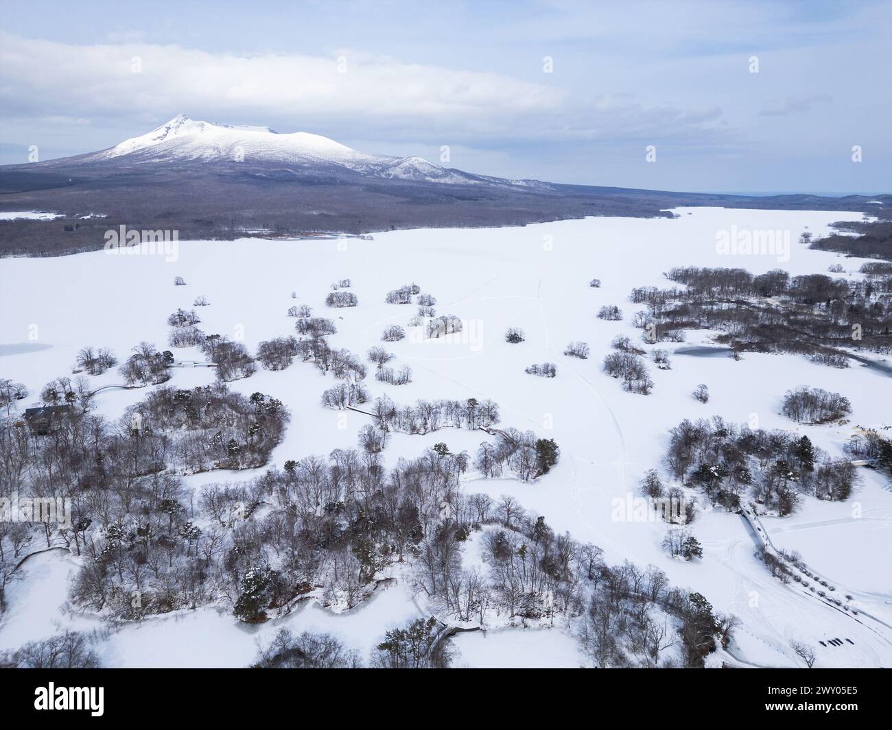 Lago Onuma, Giappone: Vista aerea del lago ghiacciato Onuma con il vulcano Komagatake sullo sfondo vicino a Hakodate a Hokkaido in inverno in Giappone Foto Stock