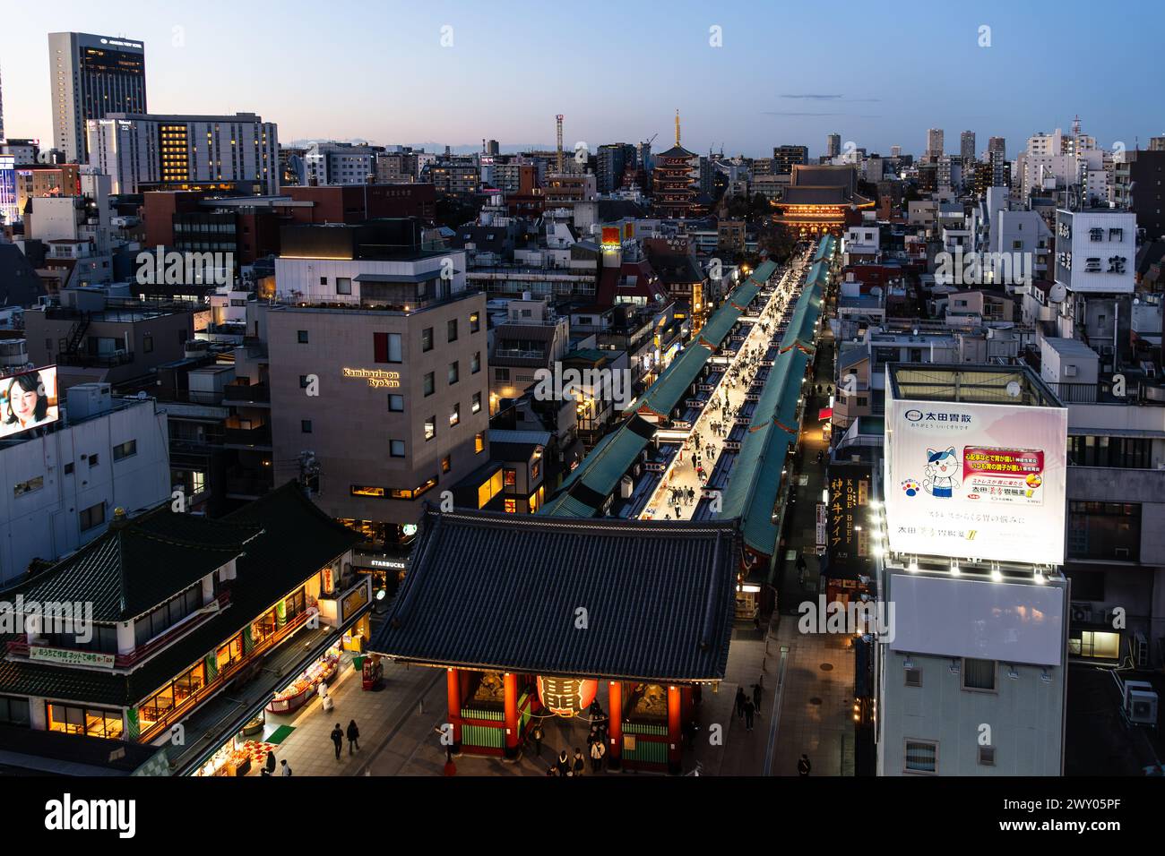 Tokyo, Giappone - febbraio 29 2024: Porta Kaminarimon e Nakamise-dori Stree conducono al tempio buddhista senso-Ji nell'Asakusa a Tokyo in Giappone. Foto Stock