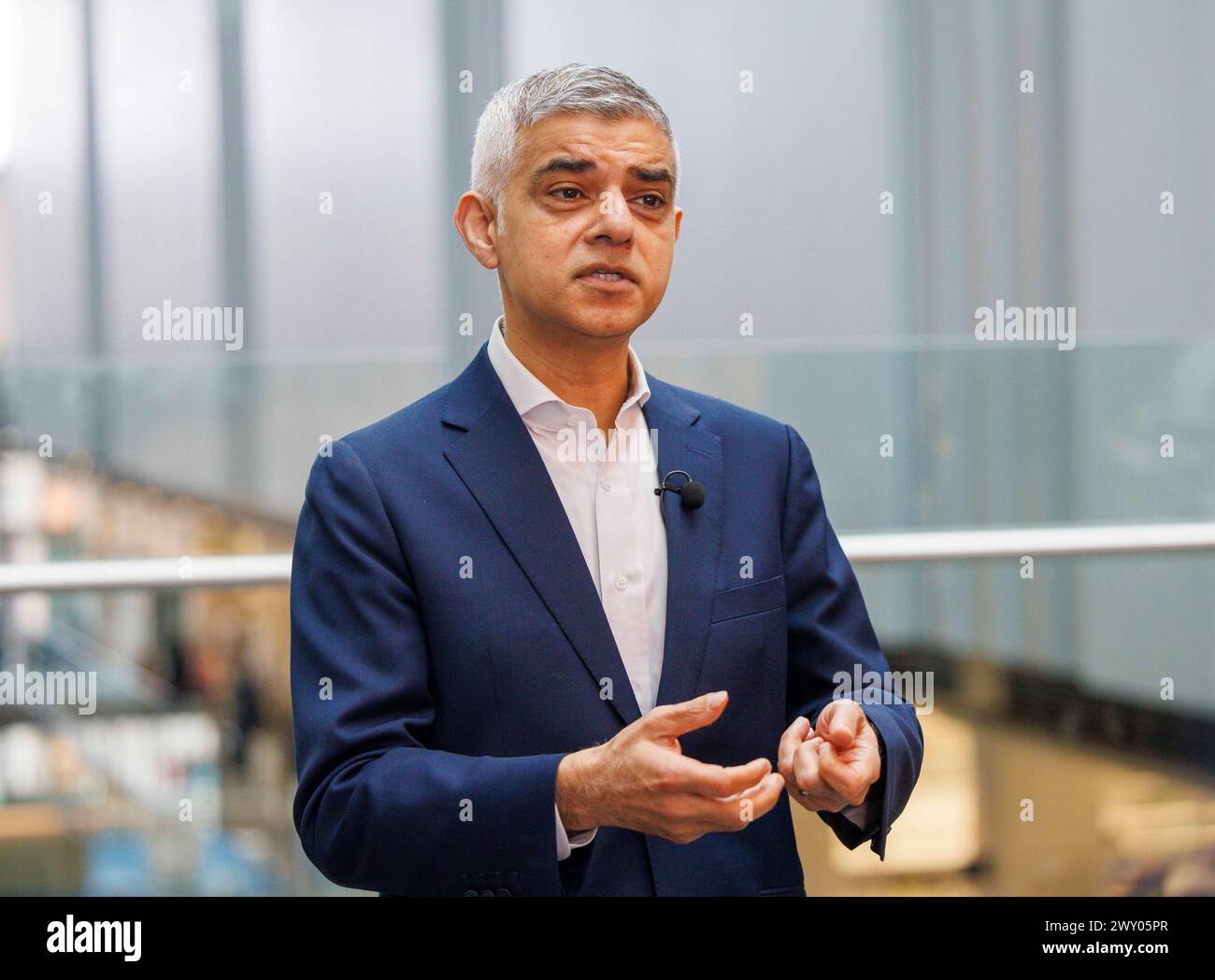 Londra, Regno Unito. 3 aprile 2024. Il sindaco di Londra, Sadiq Khan, il sindaco di Londra, Sadiq Khan, visita il Francis Crick Institute con la Cancelliera ombra, Rachel Reeves. Sadiq Khan, si candida per un terzo mandato alle elezioni Mayoral del 2 maggio. Ha promesso di creare 150.000 posti di lavoro ben retribuiti di alta qualità entro il 2028 nella sua campagna di rielezione. Crediti: Karl Black/Alamy Live News Foto Stock