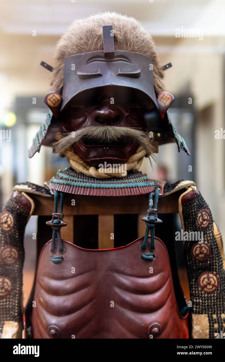 Tokyo, Giappone - 06 febbraio 2024: Un'antica armatura risalente al XVI secolo esposta all'interno del Museo Nazionale di Tokyo a Ueno. Foto Stock
