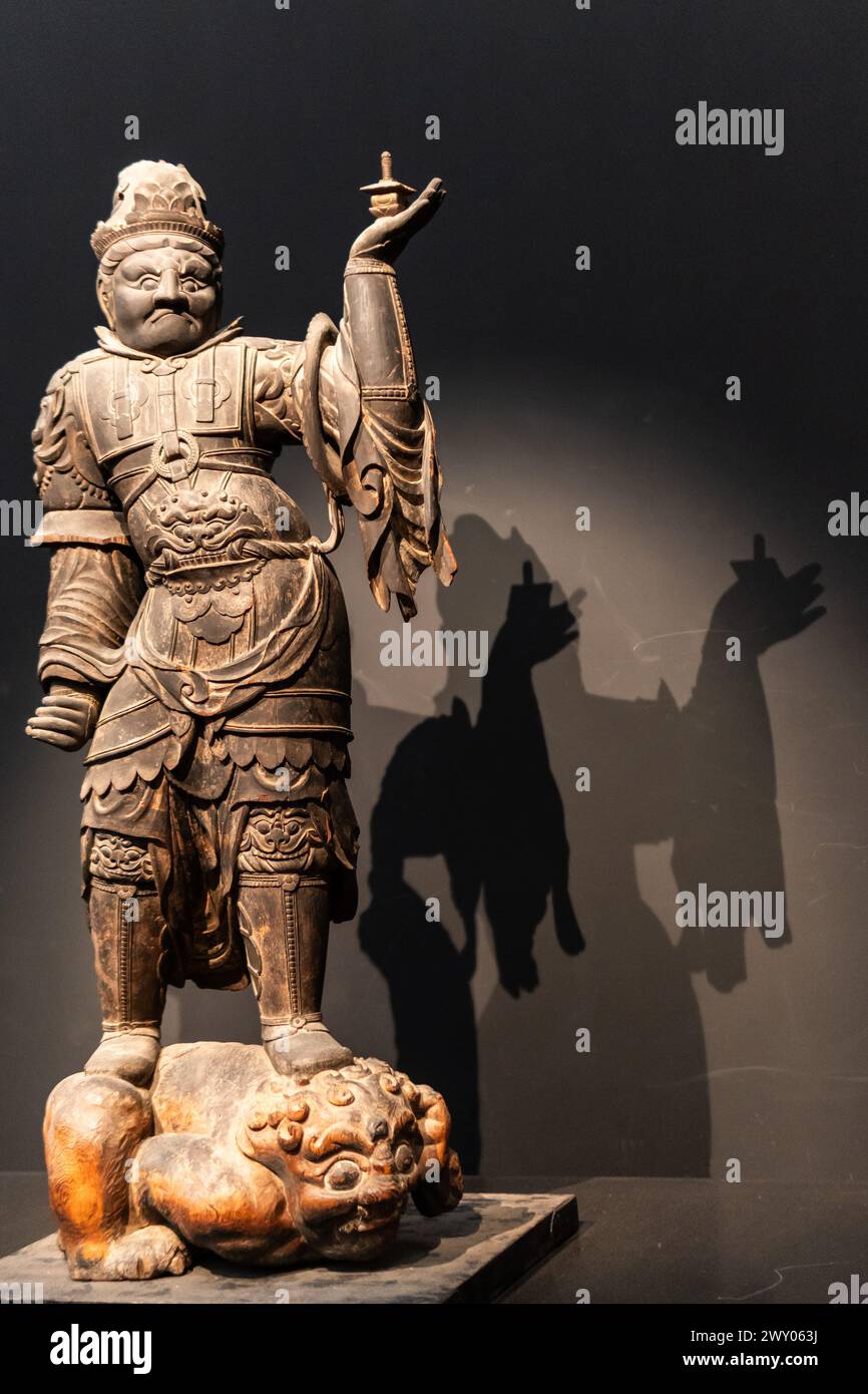 Tokyo, Giappone - 06 febbraio 2024: Il dio guardiano di Bishamonten, risalente al IX secolo, esposto all'interno del Museo Nazionale di Tokyo a Ueno. Foto Stock