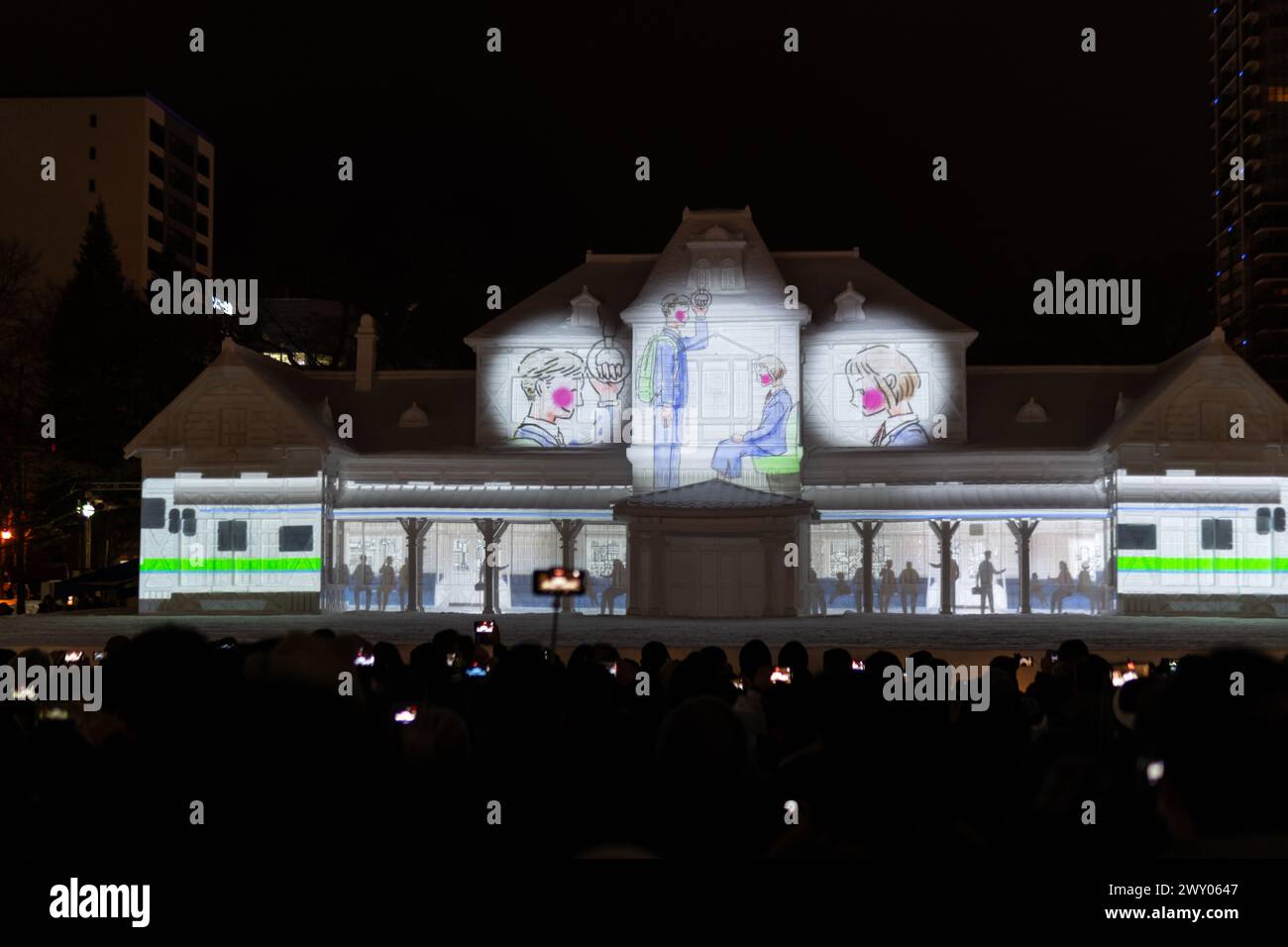 Sapporo, Giappone - 7 febbraio 2024: La folla gode di animazione sulla scultura di ghiaccio della vecchia stazione di Sapporo nella piazza della neve dell'HTB durante il festival invernale i Foto Stock
