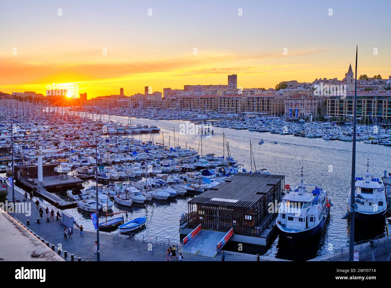 Il Porto Vecchio (Vieux Port) di Marsiglia al tramonto. Il centro di Marsiglia, Provence-Alpes-Cote d'Azur. Francia Foto Stock