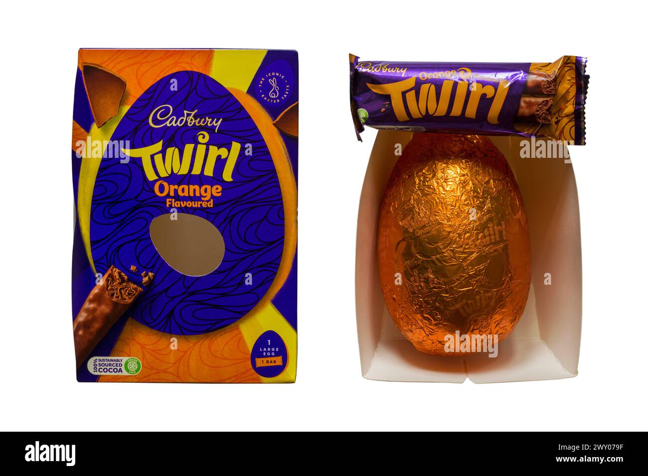 Scatola dell'uovo di Pasqua all'arancia Cadbury Twirl con uovo di Pasqua avvolto in foglio di alluminio e barretta di cioccolato Twirl rimossa dalla confezione isolata su sfondo bianco Foto Stock