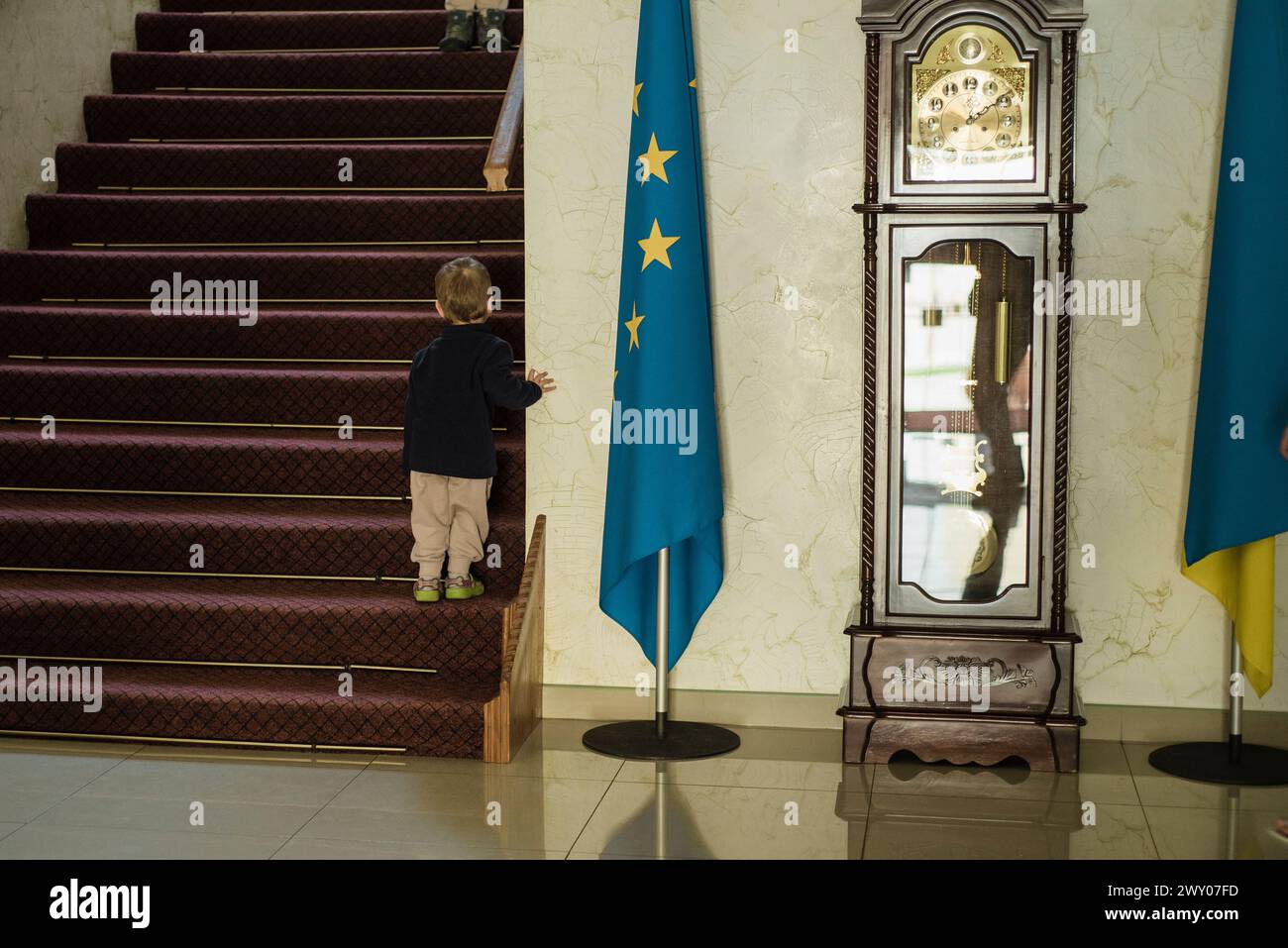 Un ragazzo orfano guarda verso le scale in un orfanotrofio a Ismail, Ucraina, 10 marzo 2022. Foto Stock