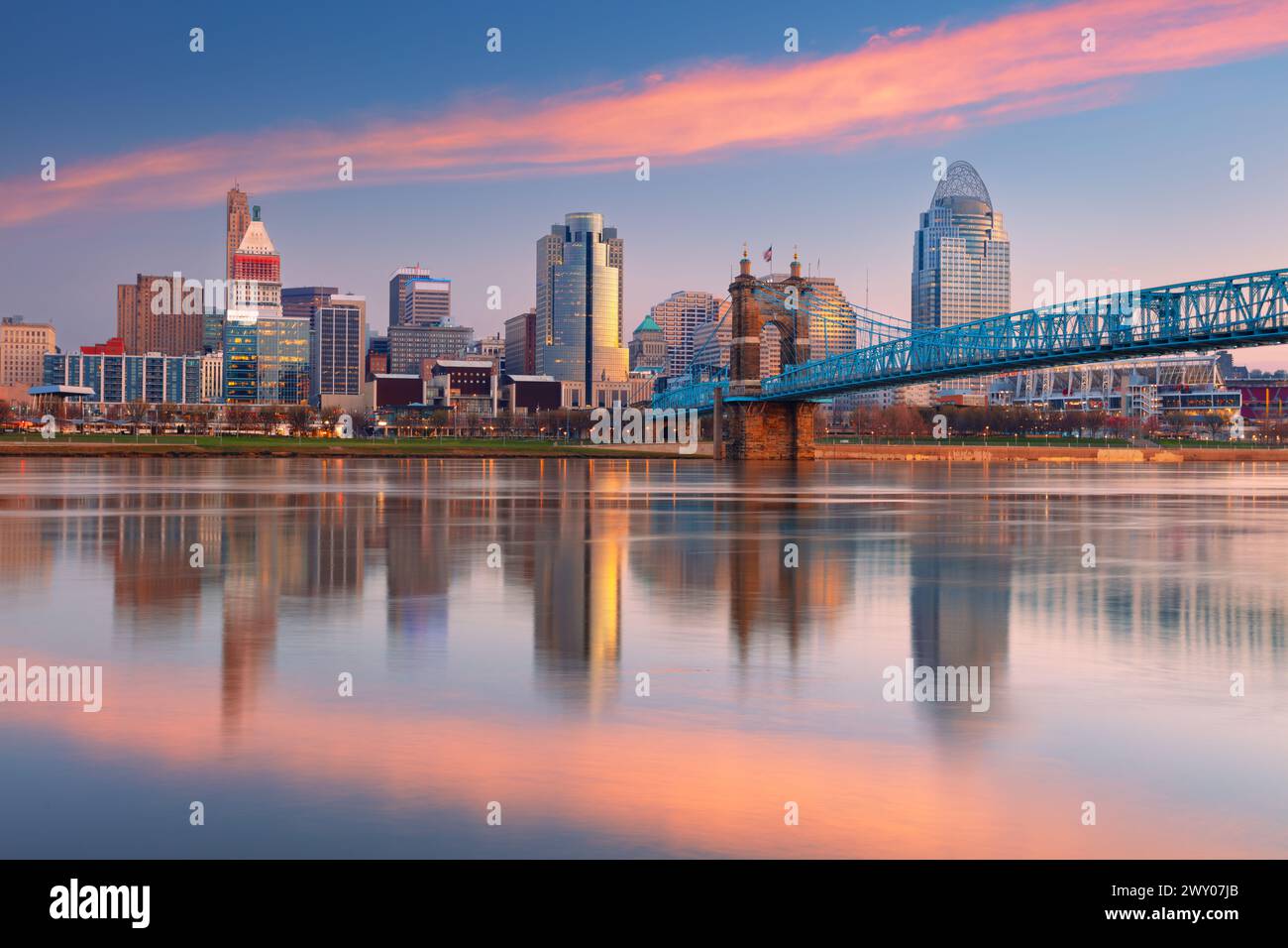 Cincinnati, Ohio, Stati Uniti. Immagine del paesaggio urbano di Cincinnati, Ohio, skyline del centro degli Stati Uniti con il ponte sospeso John A. Roebling e riflesso del cit Foto Stock