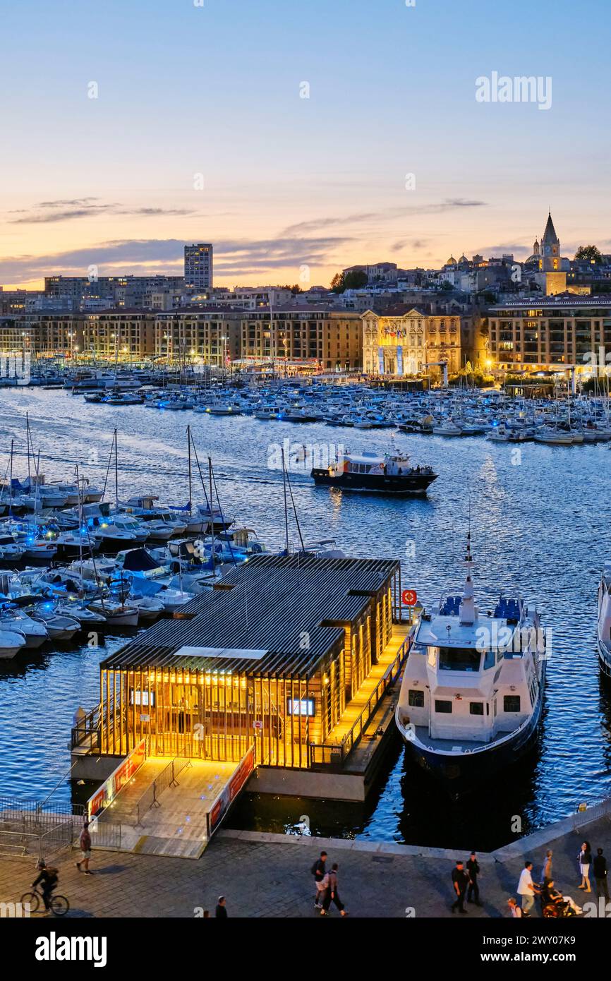 Il Porto Vecchio (Vieux Port) di Marsiglia al tramonto. Il centro di Marsiglia, Provence-Alpes-Cote d'Azur. Francia Foto Stock