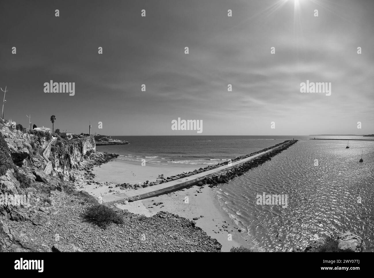 Spiaggia di Molhe a Ferragudo, Algarve. Costa rocciosa e rocciosa e onde oceaniche. Fotografia in bianco e nero. Foto Stock