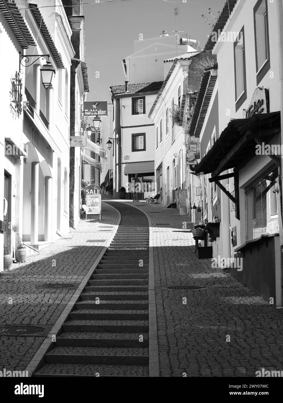 Strada con case tradizionali nella città di Monchique. Architettura portoghese nella città all'interno dell'Algarve. Foto Stock
