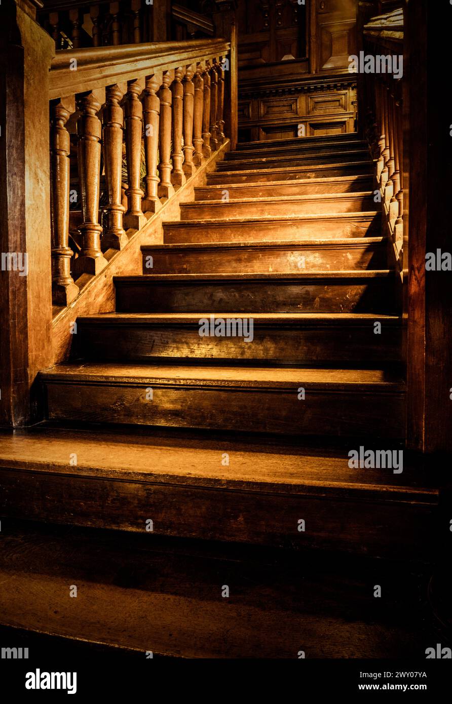 Scale di legno in una casa storica inglese. Foto Stock
