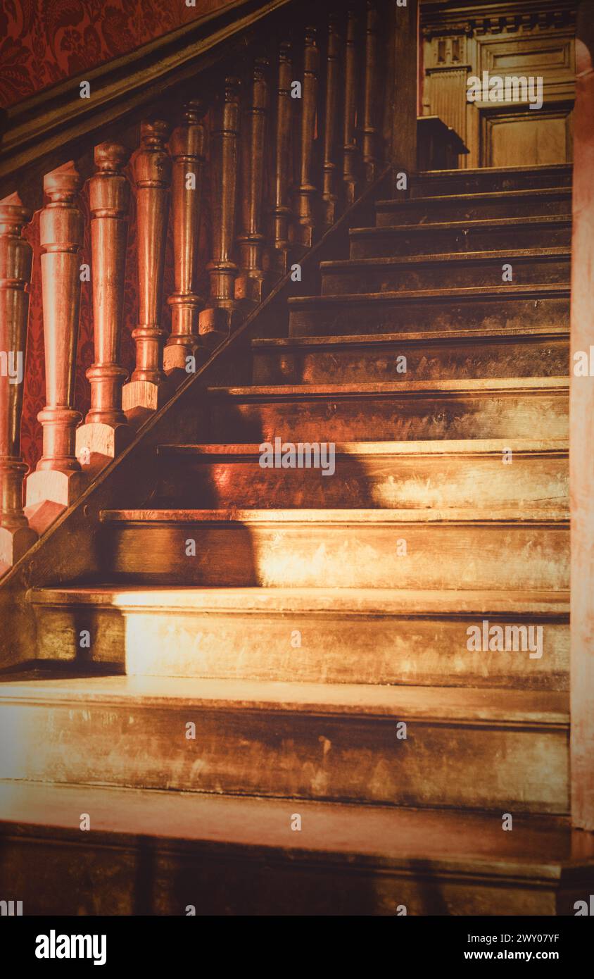 Scale di legno in una casa storica inglese. Foto Stock