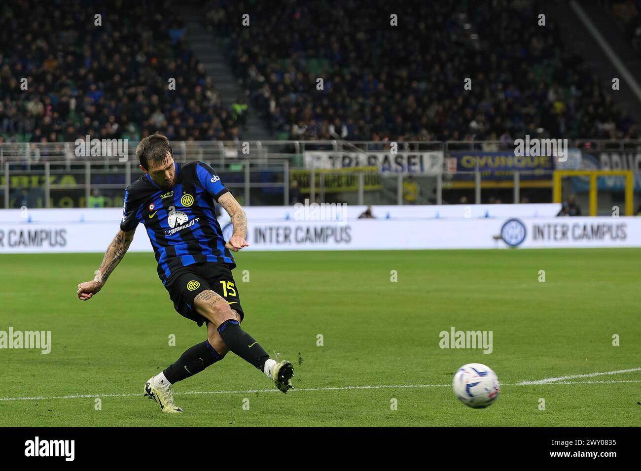 Milano, Italia. 1 aprile 2024. Italia, Milano, 1 aprile 2024: Francesco Acerbi (FC Inter) tira in porta nel primo tempo durante la partita di calcio FC Inter vs Empoli, serie A 2023-2024 giorno 30 al San Siro StadiumItaly, Milan, 2024 04 01: FC Inter vs Empoli, Lega calcio serie A 2023/2024 giorni 30 allo Stadio San Siro (foto di Fabrizio Andrea Bertani/Pacific Press) crediti: Pacific Press Media Production Corp./Alamy Live News Foto Stock