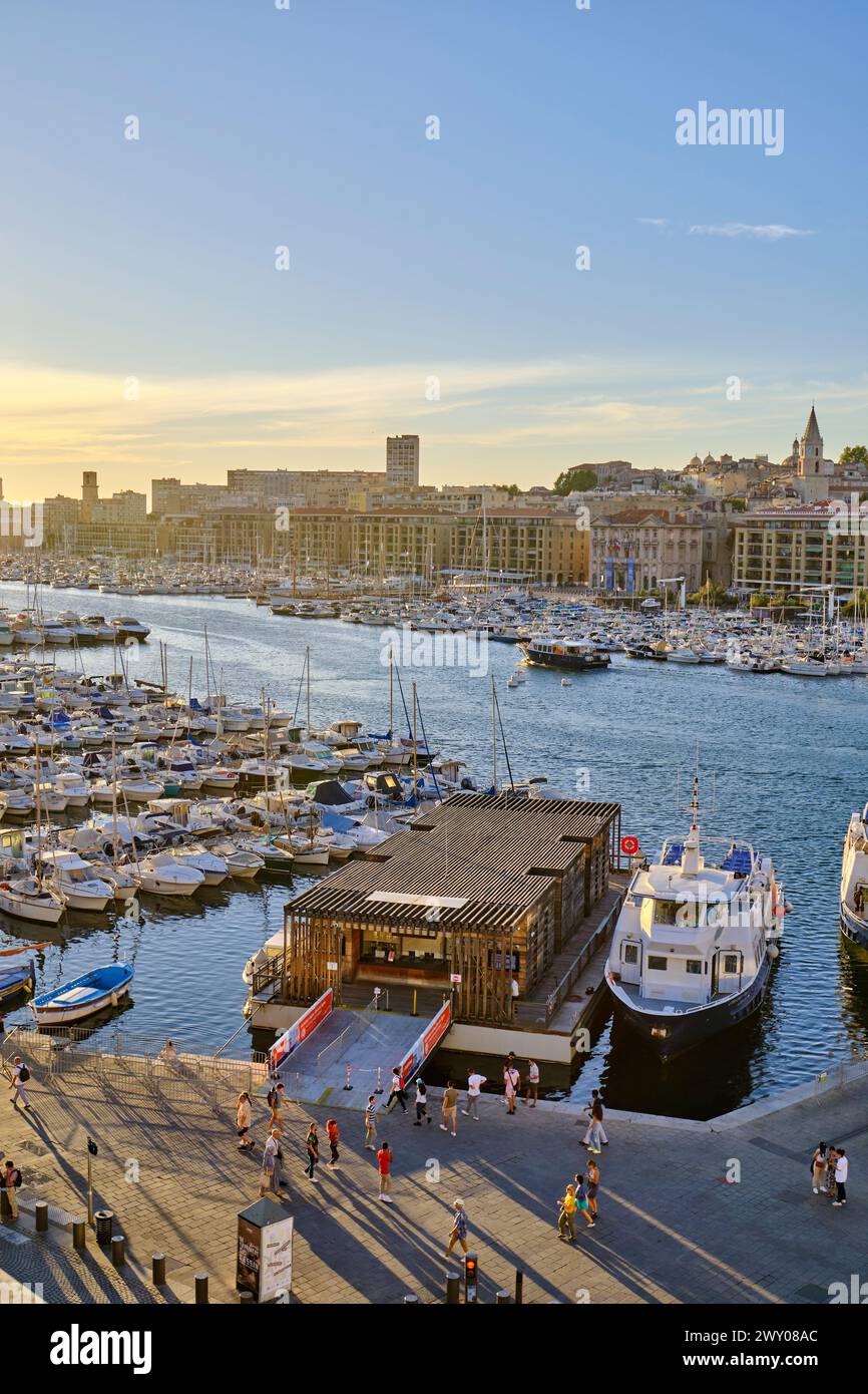 Il Porto Vecchio (Vieux Port) di Marsiglia al tramonto. Il centro di Marsiglia, Provence-Alpes-Cote d'Azur. Francia Foto Stock